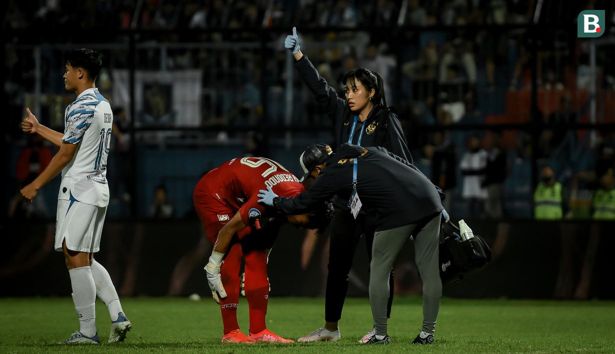 Walaupun PSIS kalah 1-2, setidaknya sang dokter sudah berupaya keras membuat pemain tetap bisa bertahan di lapangan. (Bola.com/Iwan Setiawan)
