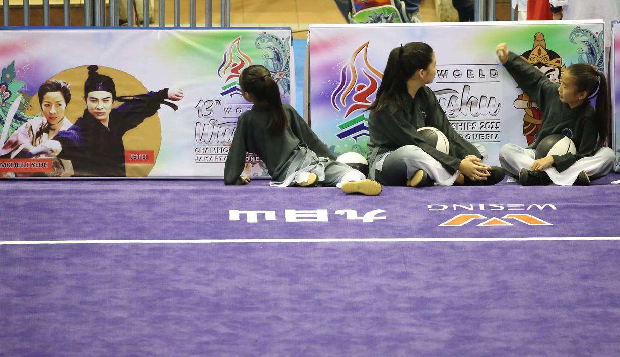 Anak-anak ikut meramaikan acara pembukaan Kejuaraan Dunia Wushu 2015 di Istora Senayan, Jakarta, Sabtu (14/11/205). (Bola.com/Nicklas Hanoatubun).