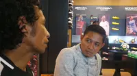 Dua pemain Timnas Indonesia beda generasi, Rochi Putiray dan Evan Dimas, berbincang dalam sebuah kegiatan di Fisik Football Jakarta, Rabu (11/10/2017). (Bola.com/Benediktus Gerendo Pradigdo)