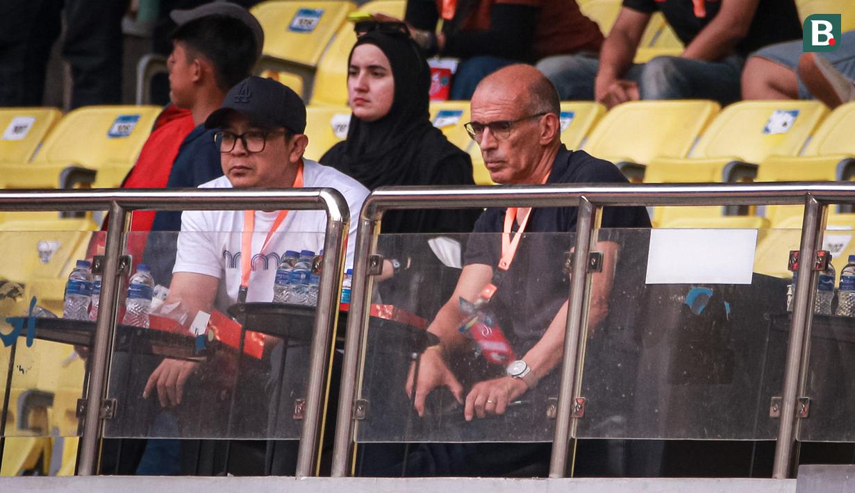<p>Kandidat pelatih Arema FC, Fernando Valente (kanan) ditemani General Manager Arema FC, Muhammad Yusrinal Fitriandi menyaksikan laga pekan kesembilan BRI Liga 1 2023/2024 di Stadion Patriot Candrabhaga, Bekasi, Minggu (20/08/2023). (Bola.com/Bagaskara Lazuardi)</p>
