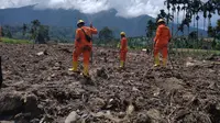 Tim SAR mencari korban banjir bandang yang terjadi di Malampah, Kabupaten Pasaman. Banjir bandang terjadi beberapa saat setelah gempa megnitudo 6,1 pada Jumat 25 Februari 2022. (Liputan6.com/ Novia Harlina)