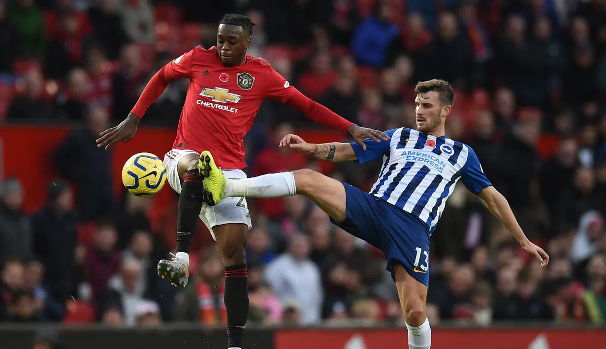 Aaron Wan-Bissaka - Bissaka menjadi andalan di lini belakang Manchester United musim ini. Pemain yang memiliki 67 persen kesuksesan tackle ini tercatat memenangkan 175 duel di laga Premier League musim 2019/20. (AFP/Oli Scarff)