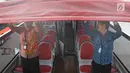 Petugas mengecek bus transjakarta yang akan digunakan untuk pawai kemenangan tim sepak bola Persija Jakarta di kantor PT Transjakarta, Cawang, Kamis (13/12). Bus tersebut akan digunakan untuk pawai kemenangan Persija. (Liputan6.com/Immanuel Antonius)