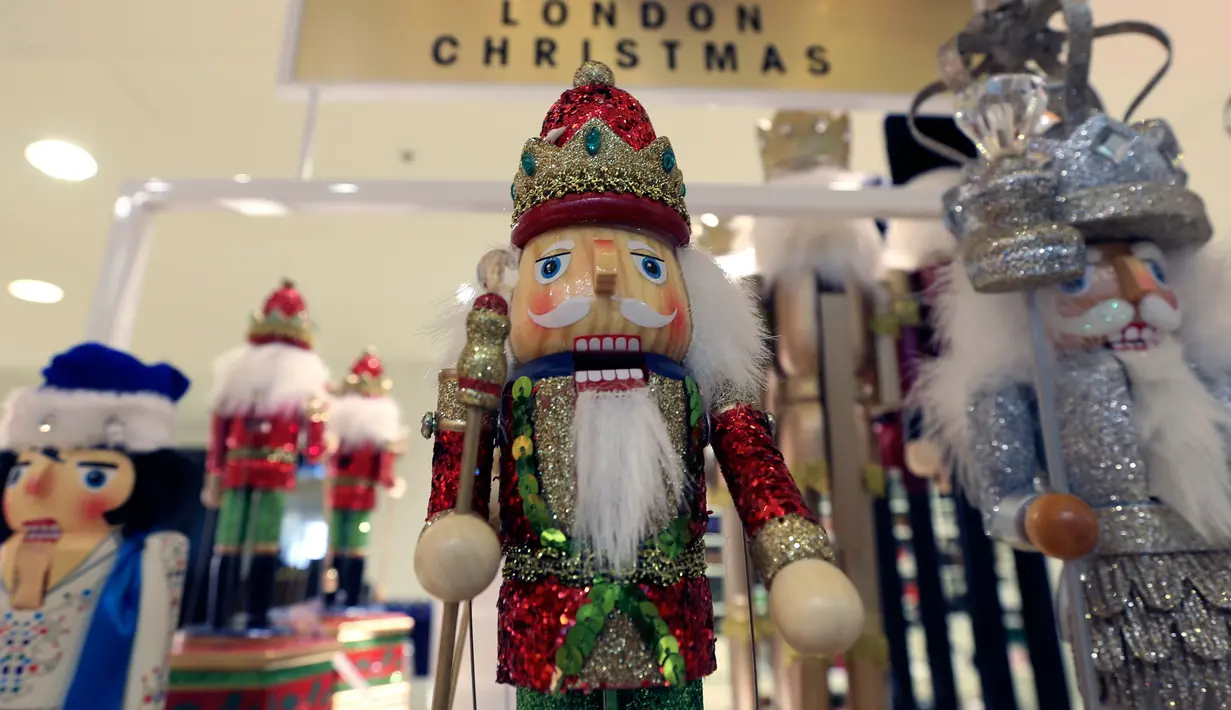 Salah satu ornamen natal yang dijual di toko Selfridges, London, Senin (6/8). Keputusan manajemen Selfridges ini dianggap aneh dan memecahkan rekor sebagai toko penjual ornamen natal yang buka jauh hari sebelum natal tiba. (AP/Robert Stevens)