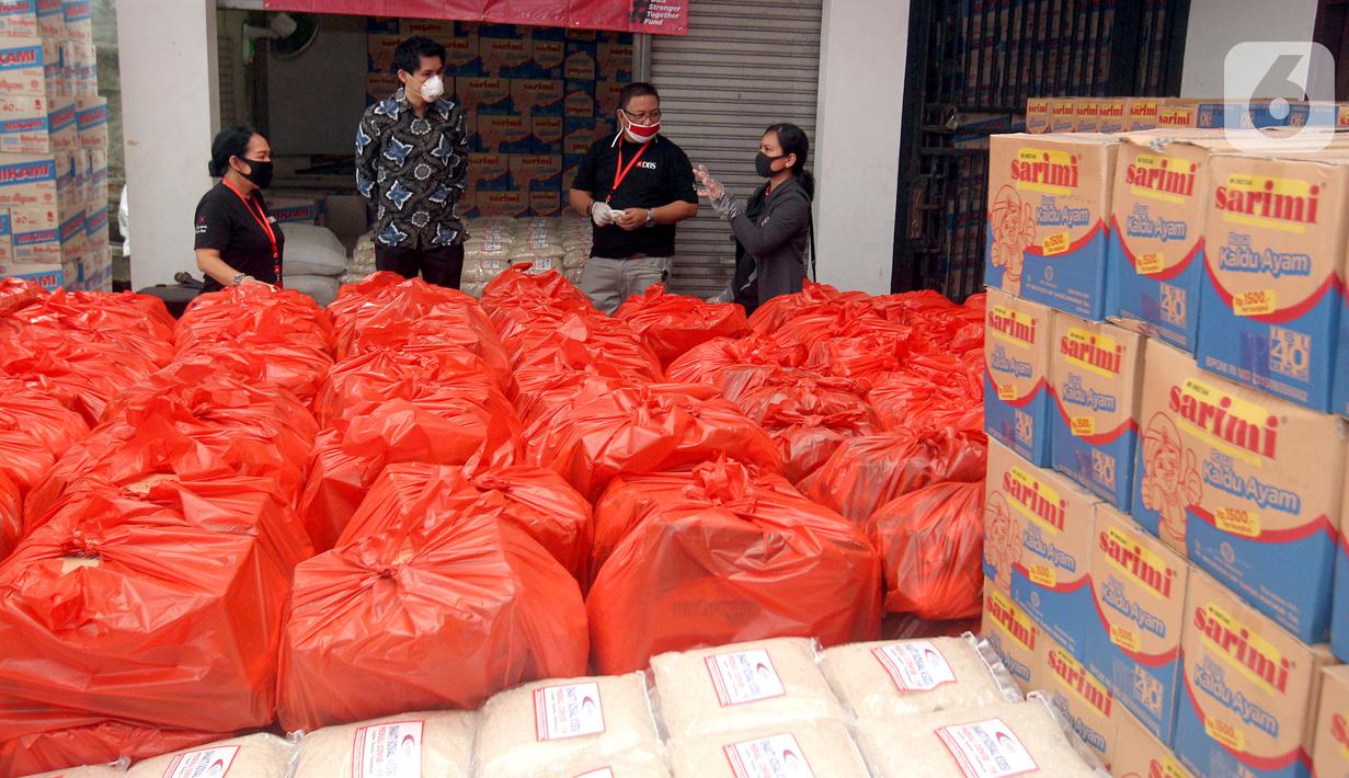 Pekerja harian lepas dan masyarakat terdampak COVID-19 menerima bantuan di Jakarta. Sebanyak 70.000 paket makanan disalurkan melalui KSBSI dan Founder of Foodbank of Indonesia yang dijembatani oleh Kedubes Singapura untuk Indonesia, Temasek Foundation dan Bank DBS Indonesia. (Liputan6.com/HO/Isa)