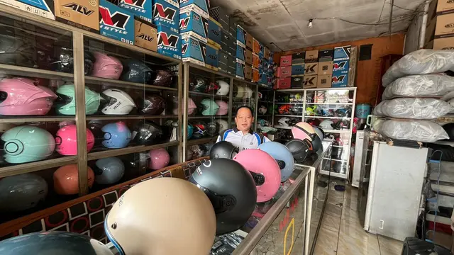 Hendra Africo Sedang Menjaga Toko Helm
