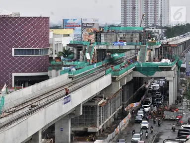 Pemandangan Jalur 5A Light Rail Transit (LRT) Kelapa Gading-Velodrome, Jakarta, Kamis (19/4). Progres pembangunan Jalur 5A LRT Kelapa Gading-Velodrome telah mencapai 70 persen. (Merdeka.com/Iqbal Nugroho)
