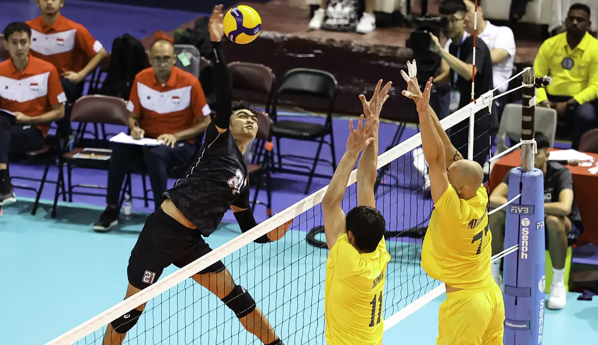Pemain Timnas bola voli putra Indonesia, Doni Haryono melepaskan spike yang berusaha diblok dua pemain Kazakhstan pada laga babak 12 Besar kejuaraan bola voli AVC Challenge Cup 2023 for Men di Taipei Gymnasium, Chinese Taipei, Rabu (12/7/2023). Indonesia menang 3-0 (30-28, 25-21, 25-15) atas Kazakhstan dan lolos ke babak 6 besar. (avcvolley)