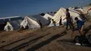 Hamas menyebut 400.000 dari 1,1 juta populasi yang tinggal di Gaza utara telah menuju ke selatan melalui Jalan Salah Al-Din dalam jangka waktu 48 jam terakhir, mematuhi perintah evakuasi menyusul ancaman invasi yang akan dilakukan Israel. (AP Photo/Ashraf Amra)