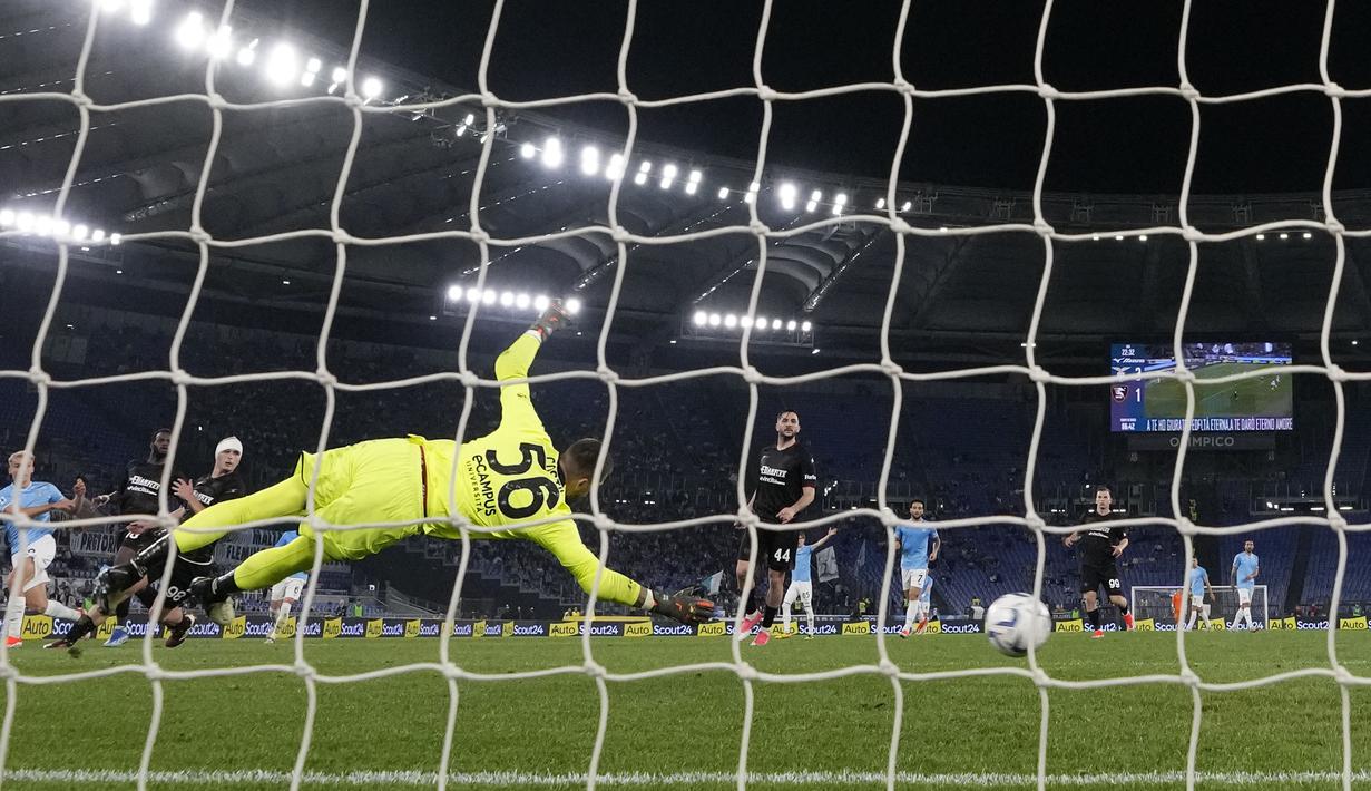 Kiper Salernitana, Benoit Costil gagal menghalau bola tendangan pemain Lazio, Gustav Isaken pada laga lanjutan Liga Italia 2023/2024 di Olympic Stadium, Roma, Italia, Sabtu (13/04/2024) dini hari WIB. (AP Photo/Andrew Medichini)