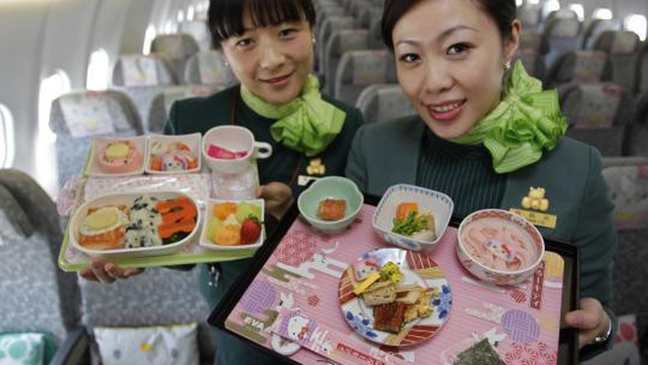 Pesawat Airbus A330 300 milik maskapai Eva Airlines menggunakan motif  