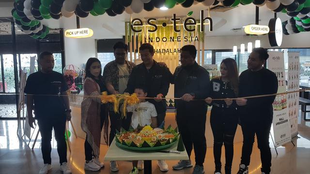 Jenita Janet hadir di pembukaan gerai Esteh Indonesia (kebun) yang ke-1000 di Mal Ambasador