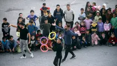 Warga Palestina menampilkan pertunjukan hiburan untuk anak-anak pengungsi yang berlindung di sekolah PBB di kamp pengungsi Rafah, Jalur Gaza selatan, Kamis (23/11/2023). Pertunjukan sederhana cukup membuat anak-anak untuk melupakan sejenak kepedihan mereka di tengah perang Israel dan Hamas di Jalur Gaza. (AP Photo/Mohammed Dahman)