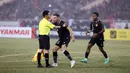 Pemain Timnas Indonesia Marc Anthony Klok melakukan protes terhadap wasit Araki Yusuke saat melawan Timnas Vietnam pada pertandingan leg kedua babak semifinal Piala AFF 2022 di My Dinh Stadium, Vietnam, Senin (9/1/2023). Indonesia kalah 0-2 dari Vietnam. (Dok. PSSI)