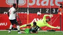 Gelandang Liverpool, Georginio Wijnaldum saat memasukan bola yang dijaga kiper Sporting CP,  Renan Ribeiro dalam laga uji coba di Stadion Yankee, Amerika Serikat, Kamis (25/7/2019). Liverpool ditahan imbang Sporting dengan skor 2-2. (AFP Photo/Al Bello)