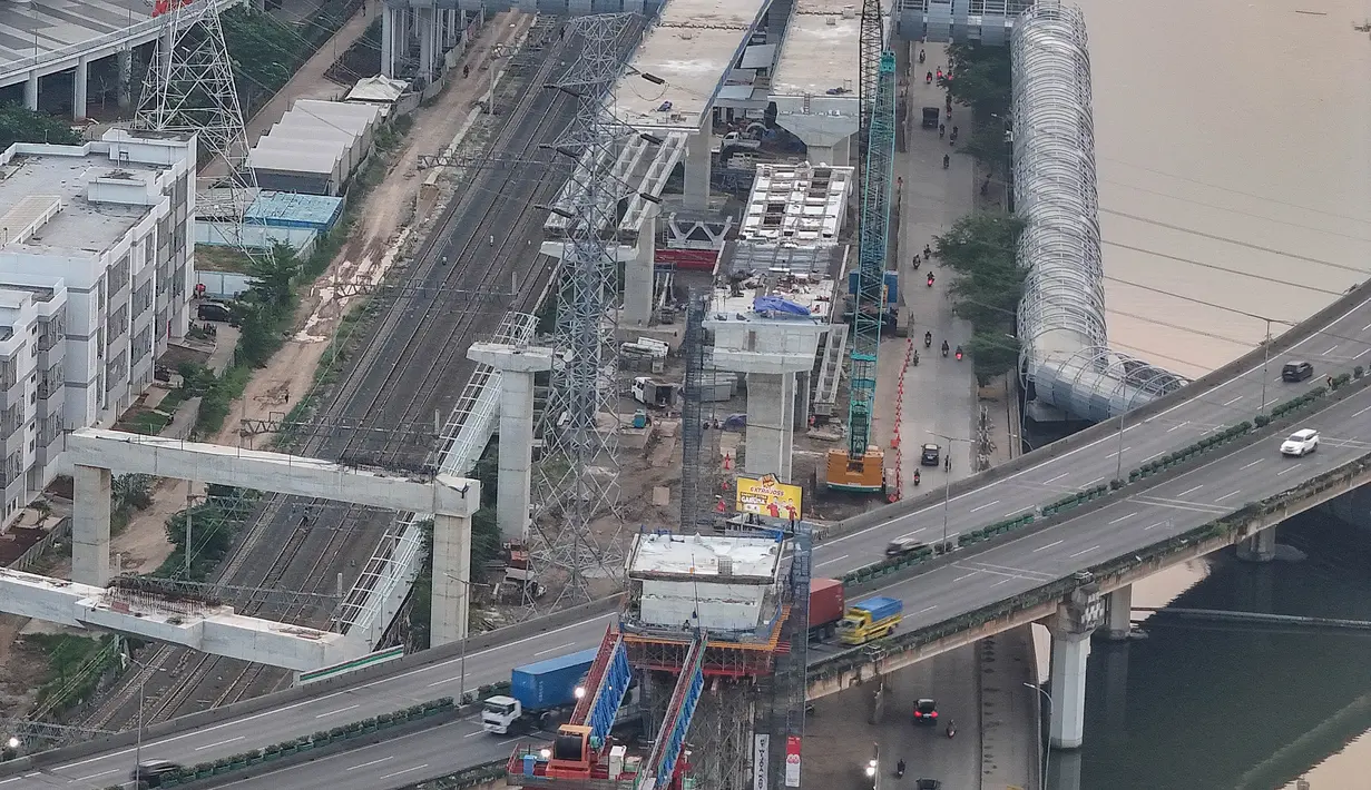 Jalan tol Harbour Road II akan terintegrasi dengan akses Tanjung Priok sehingga mampu mengalirkan arus kendaraan dari pelabuhan menuju Bandara Soekarno-Hatta dengan lebih cepat. (merdeka.com/Arie Basuki)