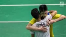Pebulutangkis Indonesia, Anthony Ginting memeluk lawan tandingnya pebulu tangkis China Taipei, Chou Tien-chen, pada laga Asian Games di Istora, Jakarta, Senin (27/8/2018). Anthony Ginting kalah 21-16, 21-23, dan 17-21. (Bola.com/Vitalis Yogi Trisna)