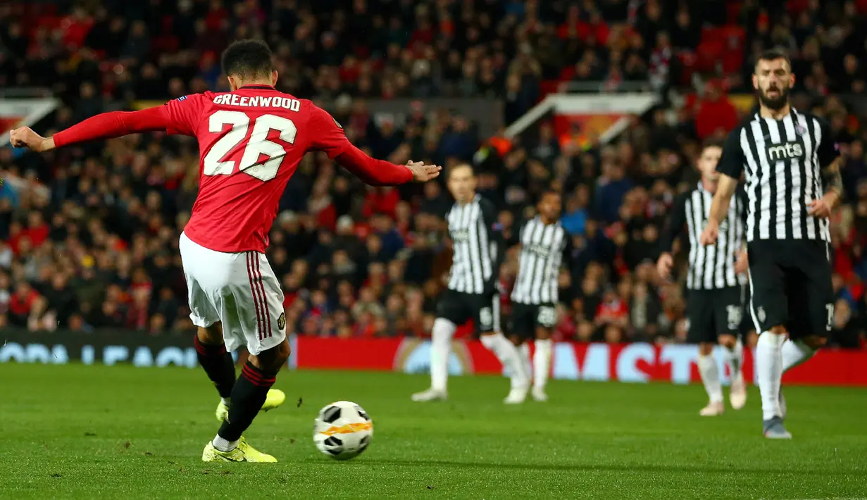 Striker Manchester United (MU) Mason Greenwood mencetak gol pembuka ke gawang Partizan pada matchday keempat Grup L Liga Europa di Old Trafford, Kamis (7/11/2019). Tampil di hadapan pendukungnya sendiri, MU mengalahkan Partizan Belgrade 3-0. (AP/Dave Thompson)