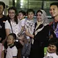 Mohammad Ahsan/Hendra Setiawan disambut keluarga saat tiba di Bandar Udara Internasional Soekarno-Hatta, Cengkareng, Selasa (27/8/2019). (Bola.com/Yoppy Renato)