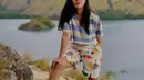 Perempuan yang akrab disapa "Buna" ini pamerkan gaya kasual  dengan Keep You In Stripes POLO Crop Top dari Cider seharga Rp426ribu dan Moana Short Pants sekitar Rp355 ribu. (Instagram.com/Rachelvennya)