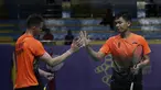 Ganda putra Indonesia, Fajar Rian / Muhammad Rian, melakukan tos saat melawan Aaron Chia / Soh Wooi Yik pada final beregu SEA Games 2019 di Multinlupa Sport Center, Rabu (4/12). Fajar / Rian kalah 17-21 dan 13-21. (Bola.com/M Iqbal Ichsan)