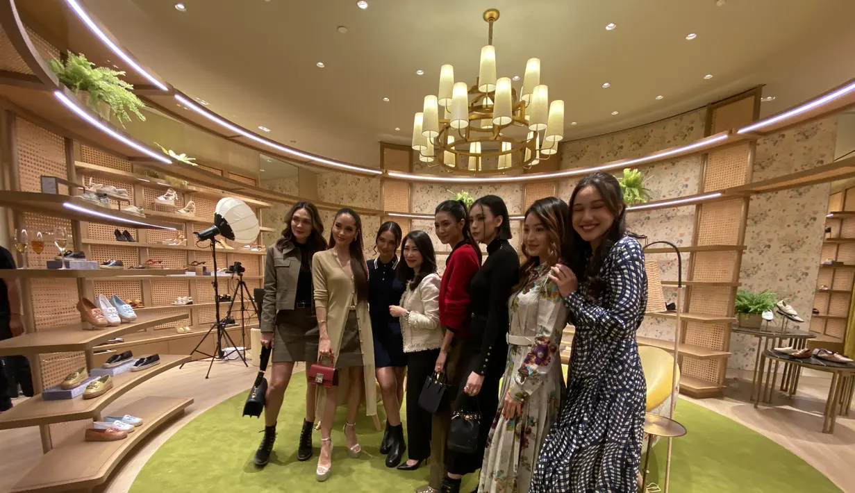 Yasmin Napper mengenakan dress lengan panjang pleated warna navy bercorak, dipadukan wedges berstrap putih. [Anisha Saktian]