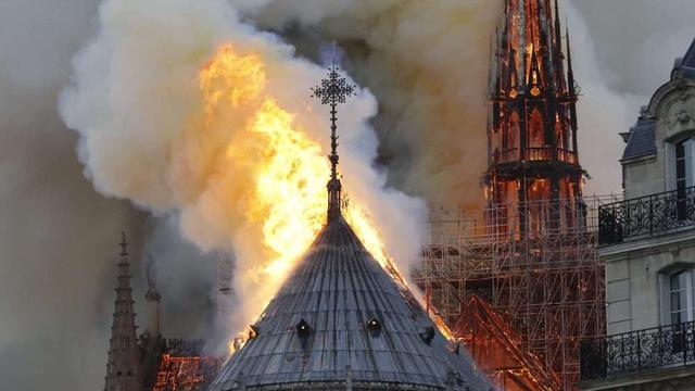 Katedral Notre Dame de Paris Terbakar pada Senin 15 April 2019 (AFP / FRANCOIS GUILLOT)