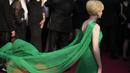 Aktris Inventing Anna ini memancarkan pesona Hollywood kuno dengan penampilannya mengenakan gaun strapless Gucci hijau dengan train yang melambai.  (AP Photo/Daniel Cole)