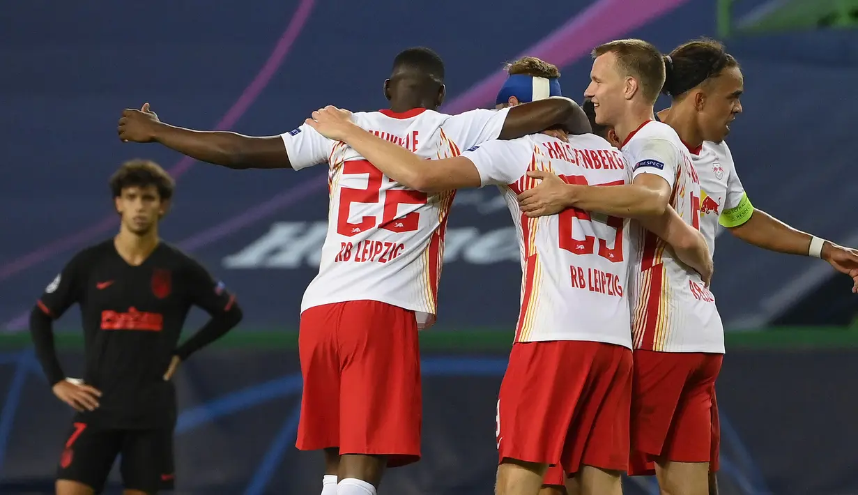 Pemain RB Leipzig merayakan kemenangan atas Atletico Madrid pada perempat final Liga Champions 2019/2020 di Estadio Jose Alvalade, Jumat (14/8/2020) dini hari WIB. RB Leipzig menang 2-1 atas Atletico Madrid. (AFP/Lluis Gene)