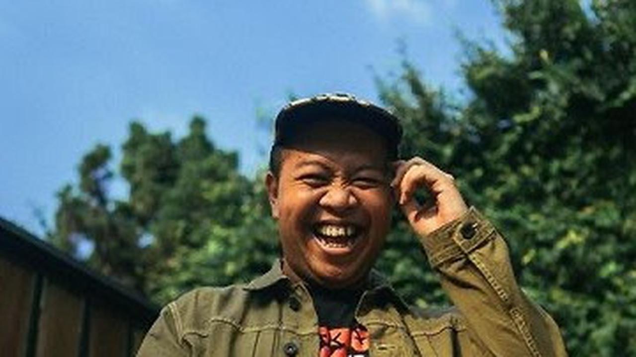 Lantaran banyolannya di belakang panggung kerap lucu, Gilang ditawari untuk on frame. Kesempatan ini tak dilewatkan Gilang begitu saja, laki-laki kelahiran 1987 ini menerima tawaran peran tahanan Lapor Pak.