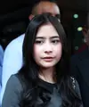 Prilly Latuconsina tiba di Polda Metro Jaya, Senin (10/8/2015) tepat pukul 11.20 WIB. (Wimbarsana/Bintang.com)