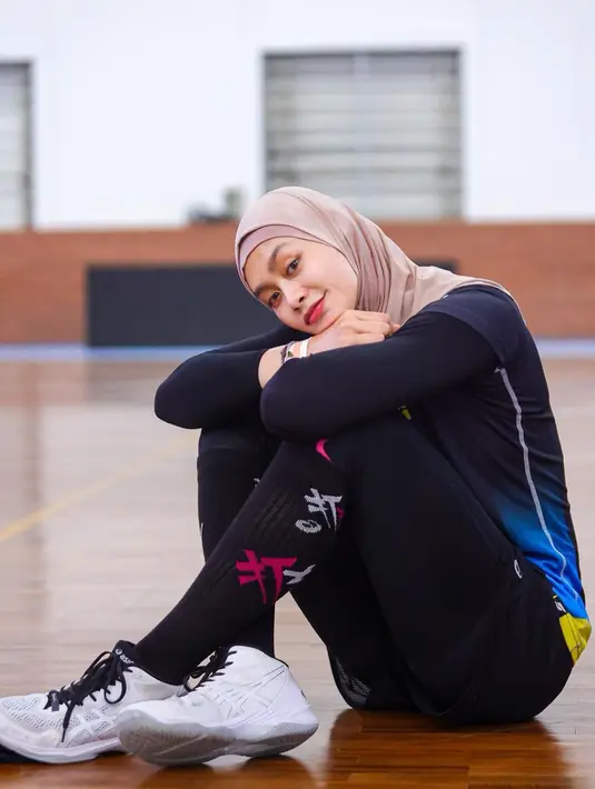 Bukan hanya karena memimpin skuat Indonesia berlaga di Sea Games 2023, Kamboja, melainkan karena keputusannya mengenakan hijab saat berlaga. [Foto: IG/wildanurfadhilahh].