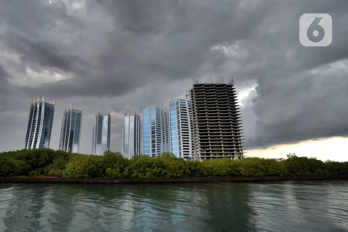 FOTO: Awan Cumulonimbus Selimuti Perairan Teluk Jakarta
