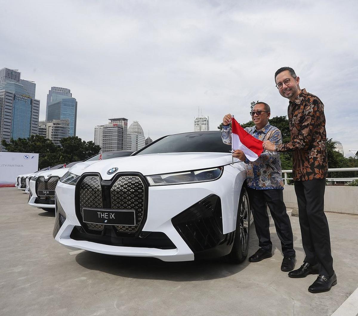 3. BMW iX

Menariknya, mobil BMW iX terlaris ketiga dengan volume 178 unit. Padahal harganya cukup mahal: Rp 2,39 miliar (off the road)