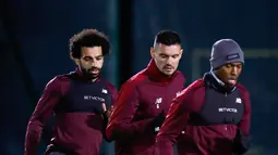 Penyerang Liverpool Mohamed Salah (kiri) bersama rekan-rekan setimnya berlatih jelang menghadapi Napoli pada matchday keenam Grup C Liga Champions di Melwood Training Ground, Liverpool, Inggris, Senin (10/12). (Martin Rickett/PA via AP)