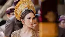 <p>Sementara, Mahalini tampil anggun dengan mengenakan kebaya Bali warna cokelat bertabur payetan emas rancangan desainer Asky Febrianti. [@axioo]</p>