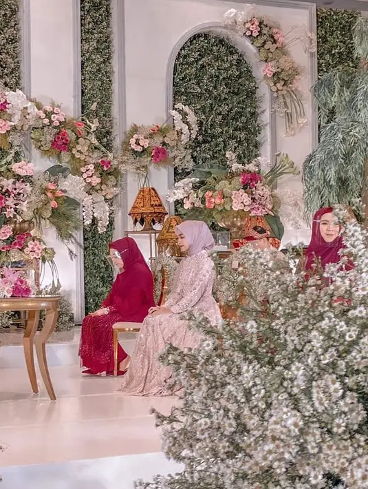 Lamaran Ria Ricis dan Tuku Ryan (Instagram/ummaicis)