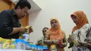 Sejumlah produk illegal diperlihatkan Badan POM saat konferensi pers di Jakarta, Kamis (18/6/2015). Badan POM berhasil menggerebek sebuah gudang  pangan olahan impor ilegal senilai Rp500 Juta di kawasan Pantai Kapuk. (Liputan6.com/Herman Zakharia)