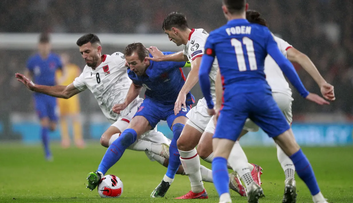 Stadion Wembley kembali bergemuruh untuk kedua kalinya usai Harry Kane (kiri kedua) berhasil menambah keunggulan pada menit ke-18. Kane sukses menyelesaikan umpan yang diberikan oleh Jordan Henderson lewat tandukannya. (AP/Ian Walton)