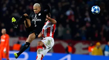 Pemain Paris Saint Germain (PSG) Kylian Mbappe berebut bola dengan pemain Red Star Belgrade Filip Stojkovic saat bertanding pada Grup C Liga Champions di Beograd, Serbia, Selasa (11/12). PSG menang dengan skor 4-1. (AP Photo/Darko Vojinovic)