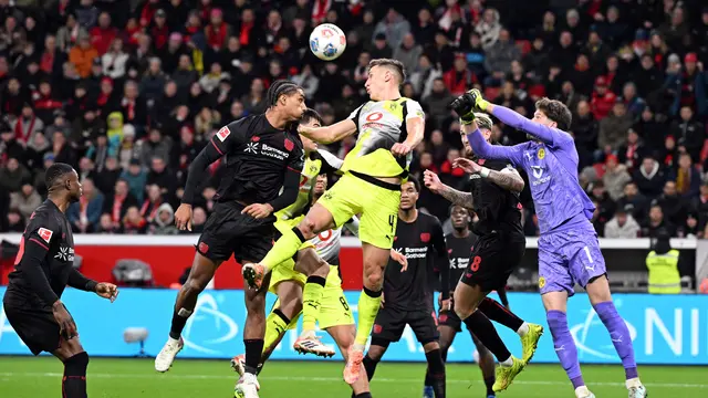 Loic Bade dari Bayer Leverkusen dan Nico Schlotterbeck dari Borussia Dortmund
