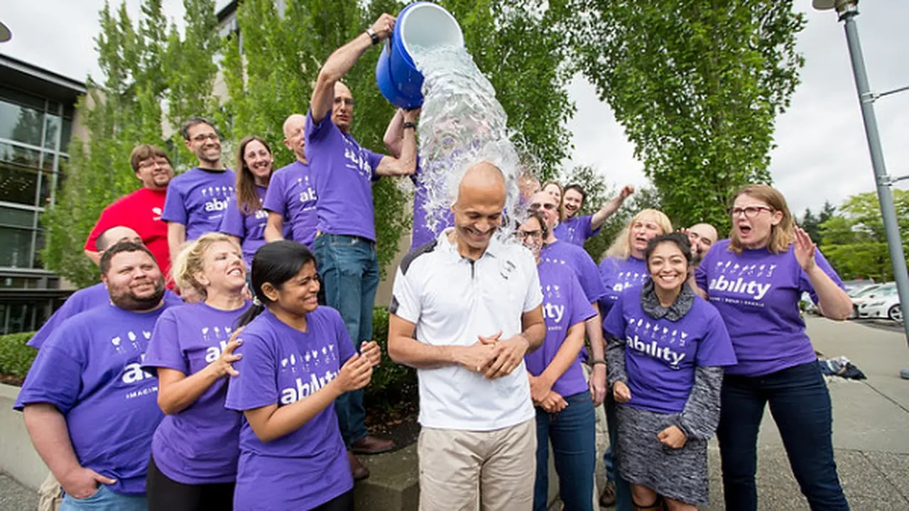 Jalani Mandi Air Es CEO Microsoft Tantang Bos Google
