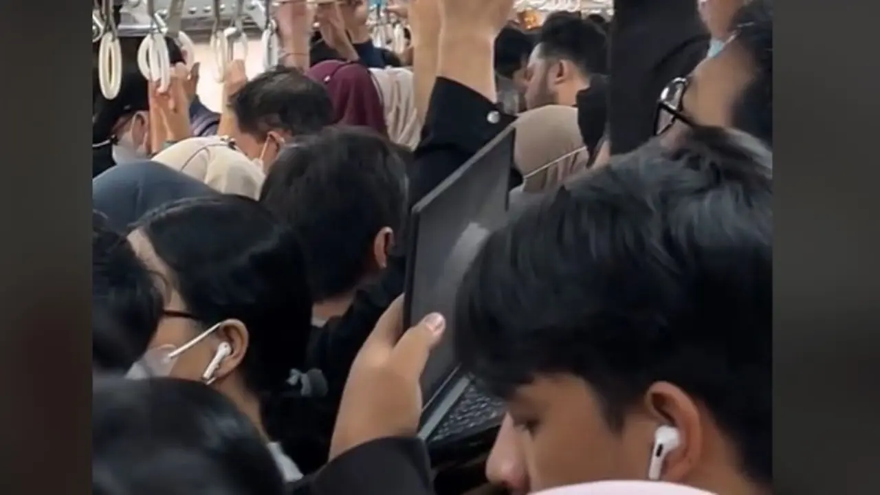 Definis Work from Anywhere Sesungguhnya: Pria Tetap Buka Laptop Meski Berdesakan di Kereta