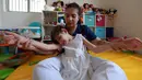 Graciela Elizalde (8), pengidap epilepsi langka dan cukup berat, saat terapi di rumahnya di Monterrey, Meksiko, 2 September 2015. Hakim federal setempat memberikan izin kepada Graciela menggunakan ganja untuk keperluan medis. (AFP PHOTO/CARLOS RAMIREZ)