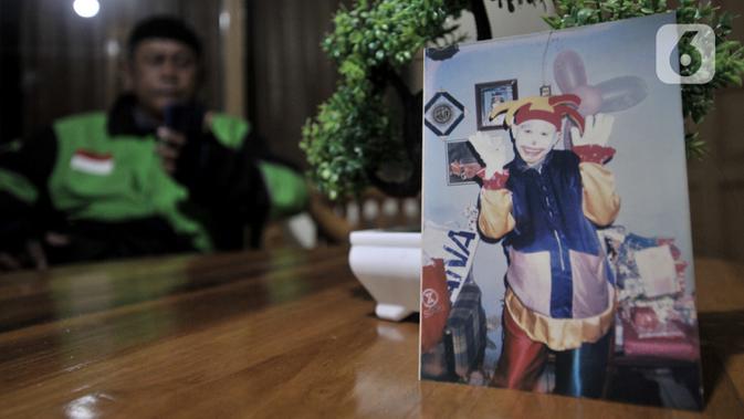Sebuah foto Suharno saat awal karir sebagai badut menghiasi meja ruang tamu rumah. Sebelum menjadi badut, Suharno berkerja sebagai petugas keamanan di sebuah perumahan kawasan Kebayoran. (Merdeka.com/Iqbal S Nugroho)