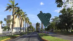 Sebuah tanda selamat datang tergantung setelah Badai Lidia berlalu di area hotel Puerto Vallarta, Meksiko, Rabu, 11 Oktober 2023. (AP Photo/Valentin Gonzalez)