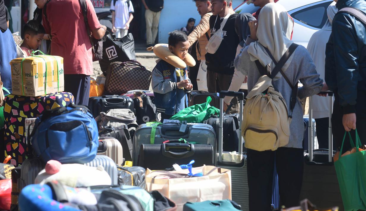 Berdasarkan hasil survei Kementerian Perhubungan Republik Indonesia, jumlah pemudik pada Lebaran 2026 diperkirakan mencapai lebih dari 143 juta orang. Tampak dalam foto, para calon penumpang menunggu waktu keberangkatan di Agen Bus Pondok Pinang, Jakarta Selatan, Sabtu (14/3/2026). (merdeka.com/Arie Basuki)