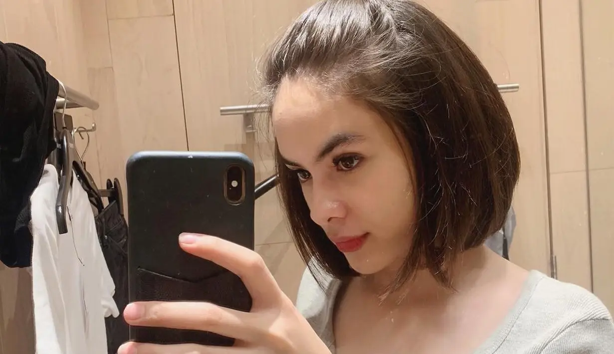 Penampilannya saat berambut pendek juga disebut bak ABG. Steffi Zamora terlihat fresh tanpa rambutnya yang biasa menjulur panjang. (Liputan6.com/IG/@steffizamoraaa).