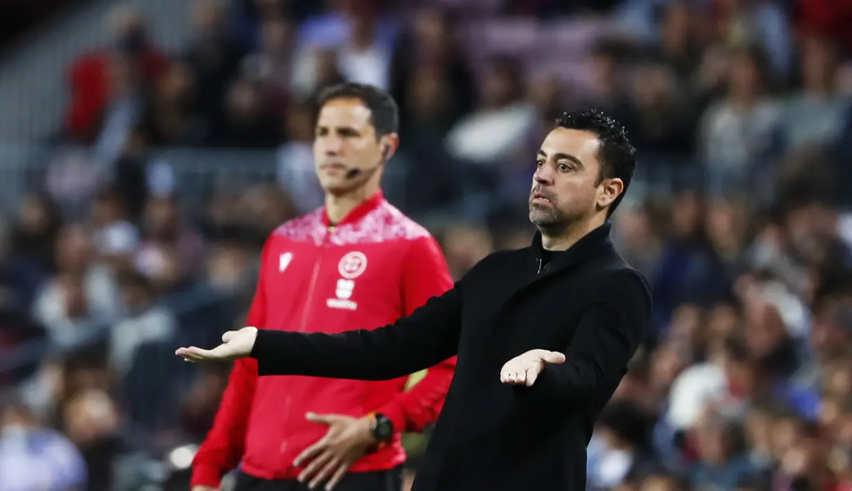 <p>Pelatih Barcelona, Xavi Hernandez menginstruksikan pemainnya saat bertanding melawan Rayo Vallecano pada pertandingan lanjutan La Liga Spanyol di stadion Camp Nou di Barcelona, Spanyol, Senin (25/4/2022). Barcelona tumbang atas Rayo Vallecano 0-1. (AP Photo/Joan Monfort)</p>
