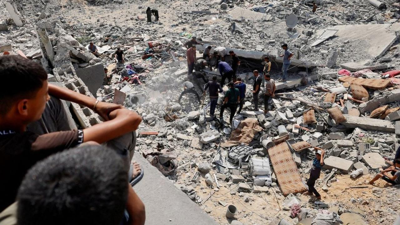 Selain itu, fasilitas kritis seperti sistem air bersih dan listrik juga rusak parah, meningkatkan penderitaan penduduk Gaza yang sudah terisolasi. Foto: REUTERS / Mohammed Salem<br>